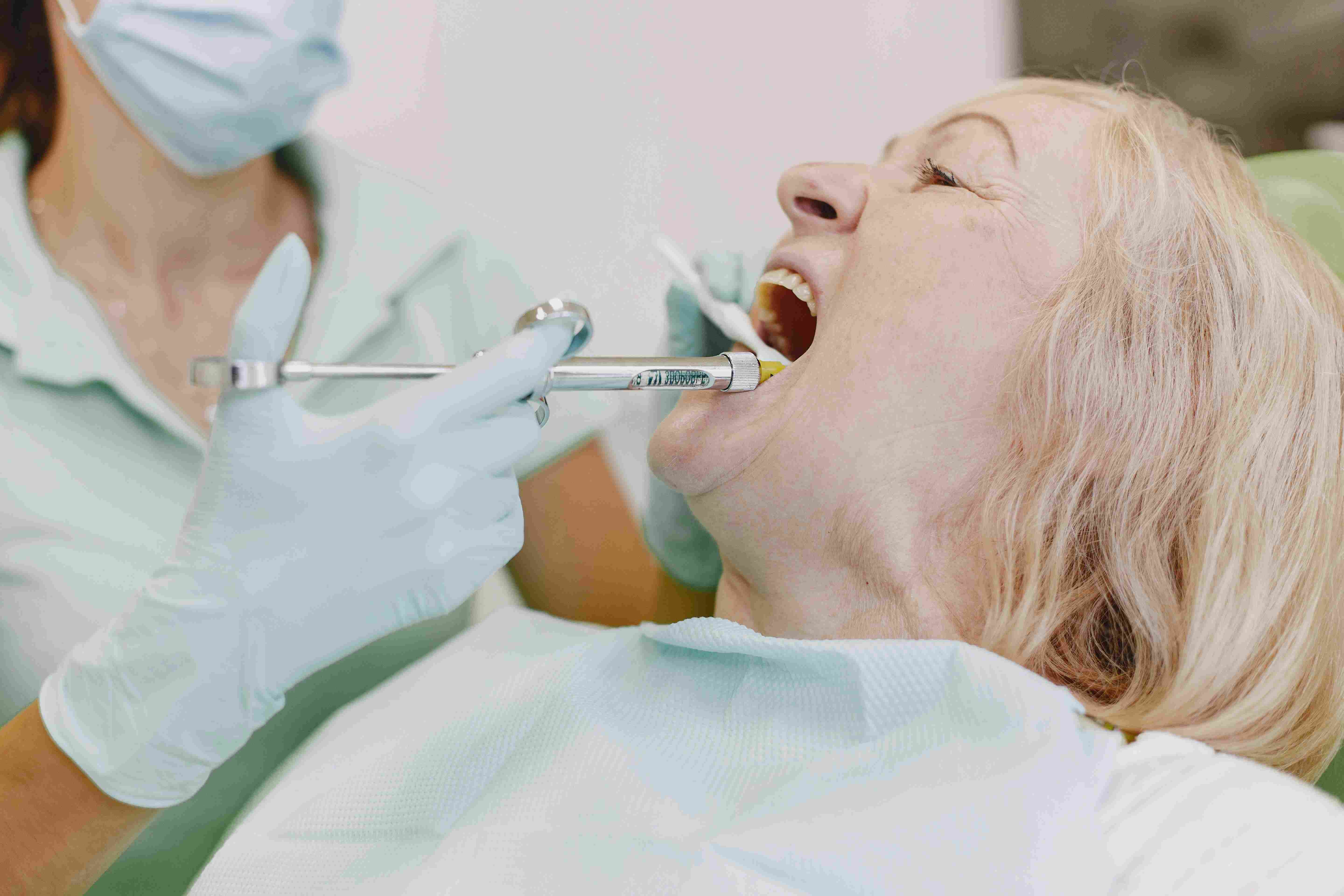 NEWS Maesa Dental Clinic | Klinik Gigi Terbaik - Mau Cabut Gigi? Ternyata Bisa Berisiko Kalau Kamu..